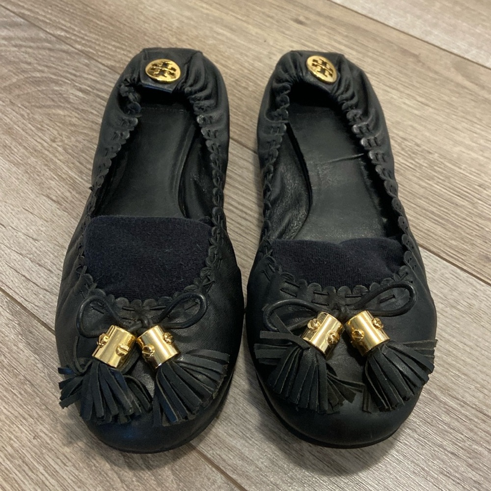 Tory Burch EUC Black Leather
Elastic Back 
Bow & Tassel Toes.    
Size 9.5